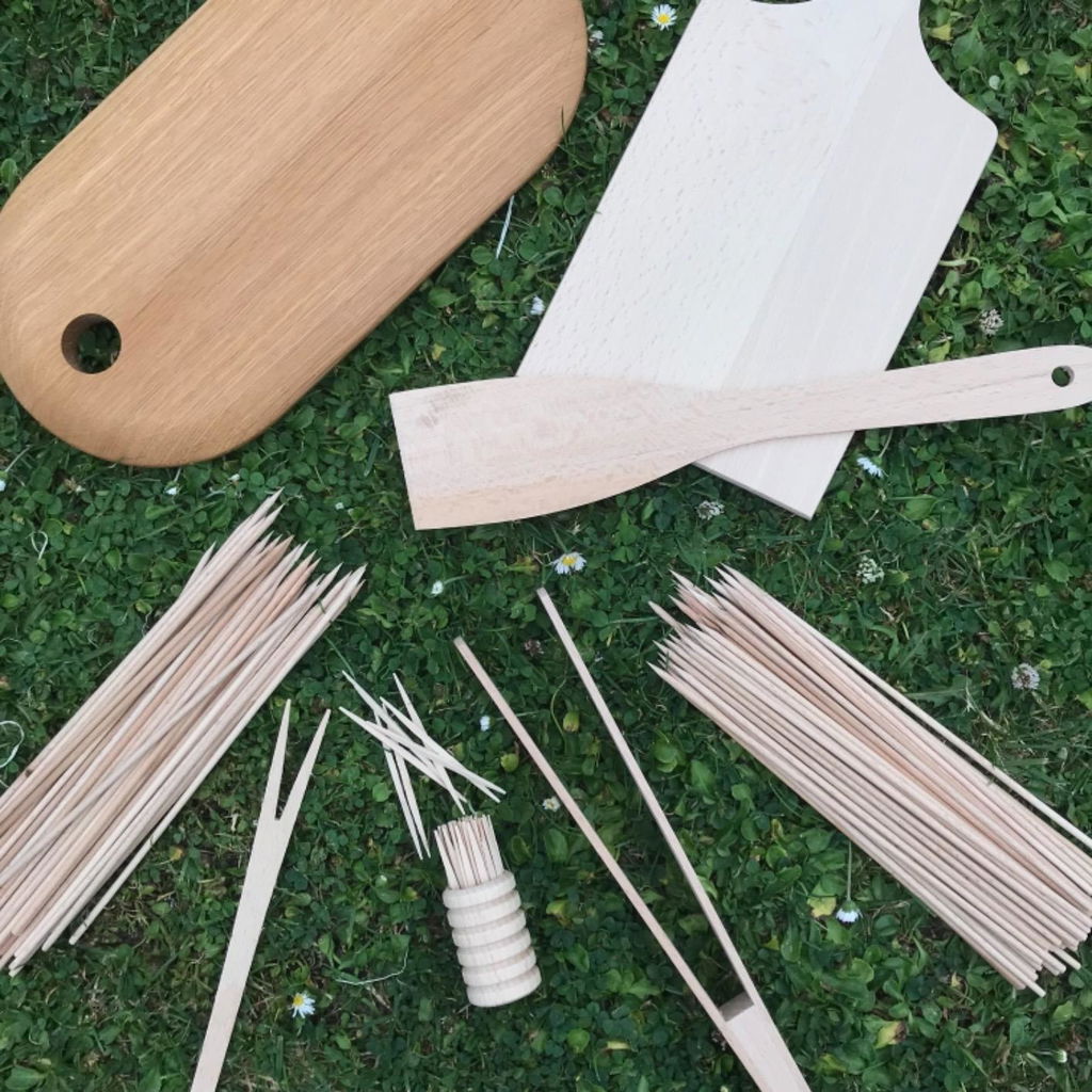 Tuuli Set Utensili Barbecue Faggio con Tagliere 5 Pezzi Griglia