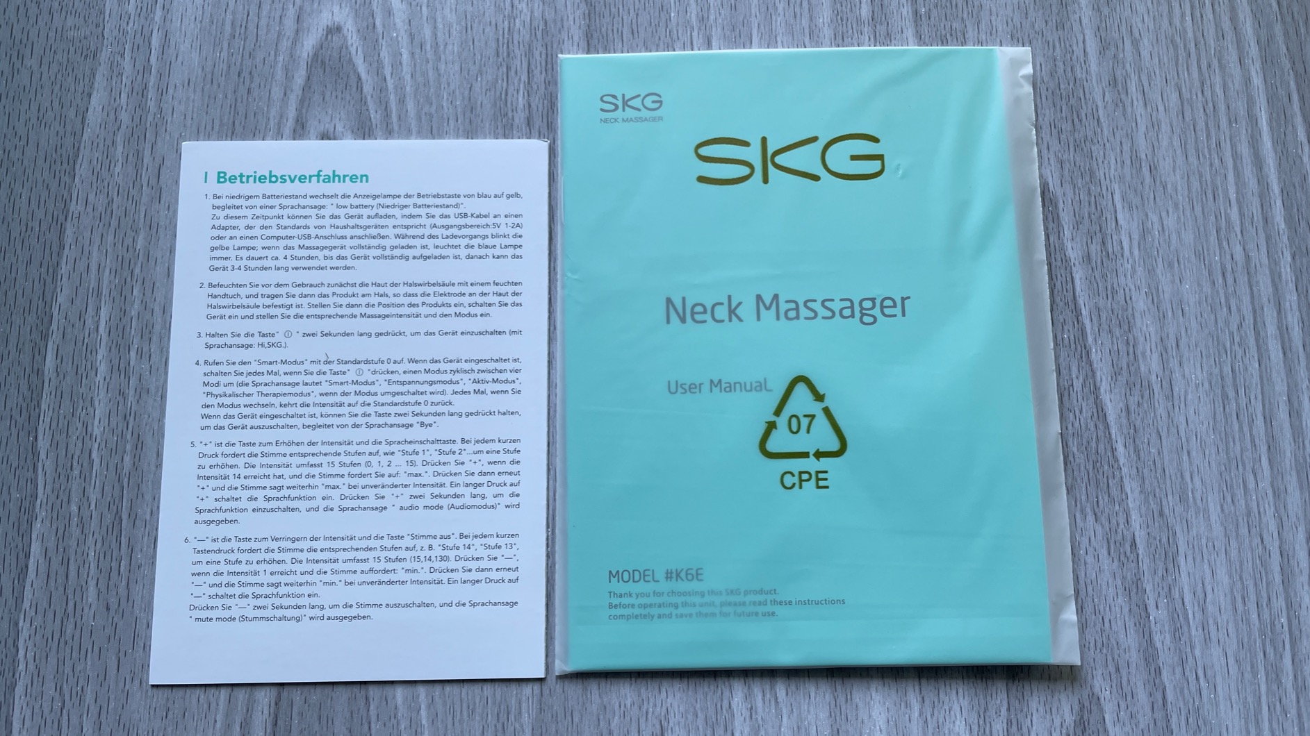 SKG K6E Massaggiatore collo impulsi con calore 43°C Blu