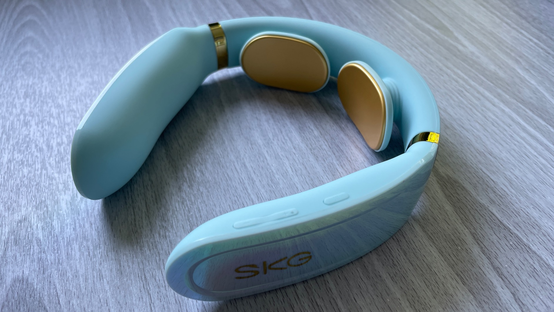 SKG K6E Massaggiatore collo impulsi con calore 43°C Blu