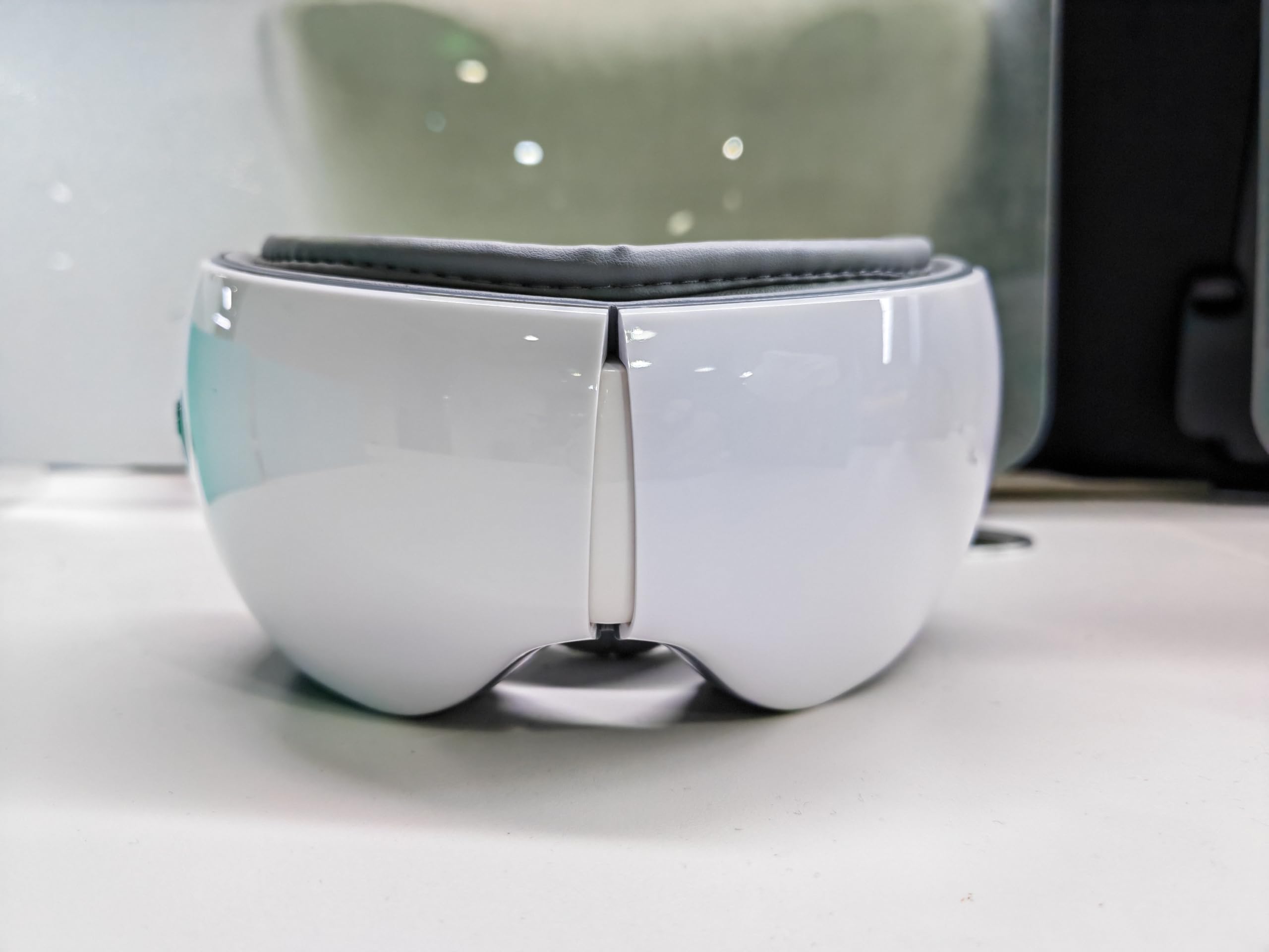 SKG Eye Massager massaggiatore occhi Bluetooth calore